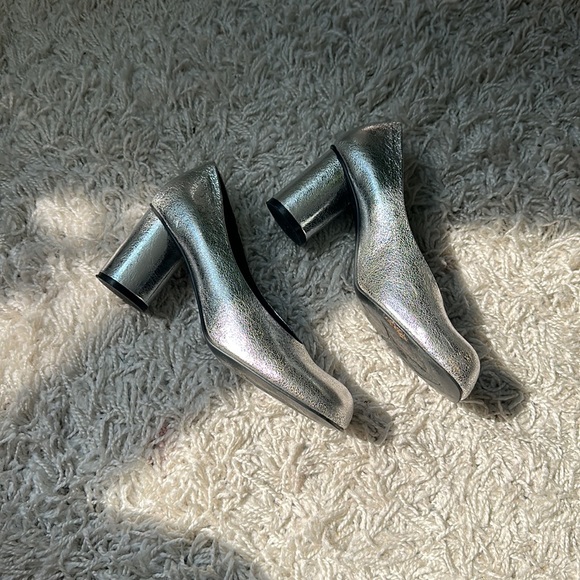 Silver heels - Picture 2 of 4